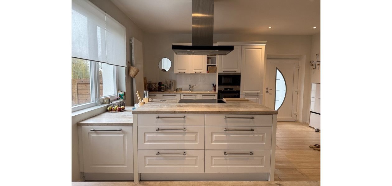 VOLLEDIG GERENOVEERDE RUIME GEZINSWONING. RUSTIG GELEGEN