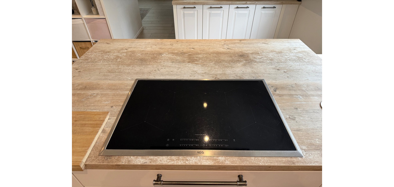 VOLLEDIG GERENOVEERDE RUIME GEZINSWONING. RUSTIG GELEGEN