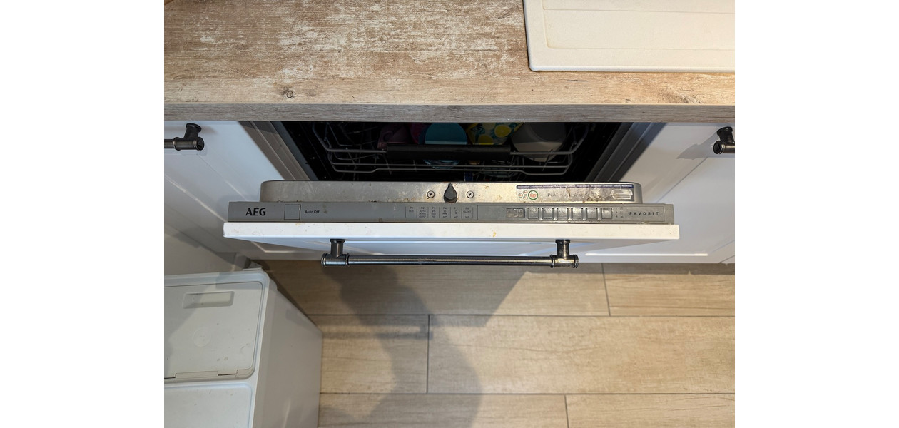 VOLLEDIG GERENOVEERDE RUIME GEZINSWONING. RUSTIG GELEGEN