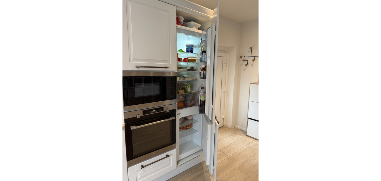 VOLLEDIG GERENOVEERDE RUIME GEZINSWONING. RUSTIG GELEGEN