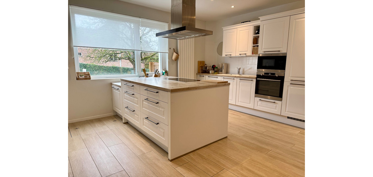 VOLLEDIG GERENOVEERDE RUIME GEZINSWONING. RUSTIG GELEGEN