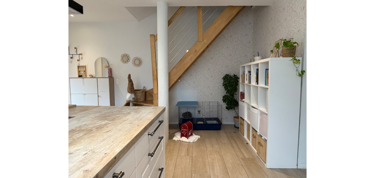 VOLLEDIG GERENOVEERDE RUIME GEZINSWONING. RUSTIG GELEGEN