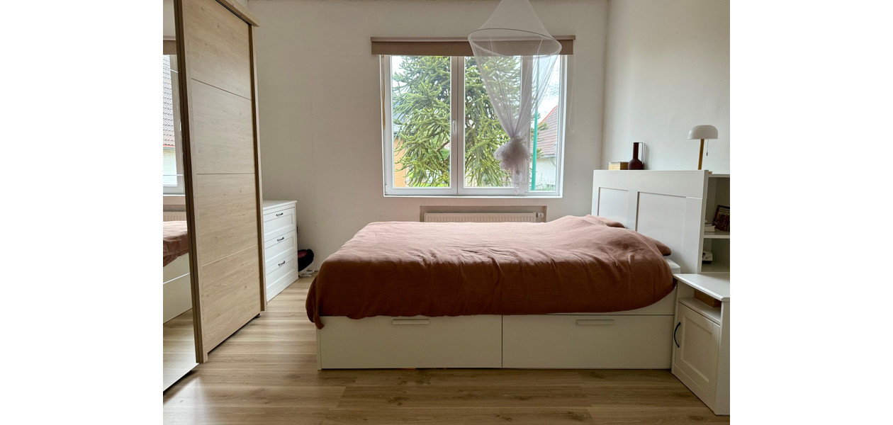 VOLLEDIG GERENOVEERDE RUIME GEZINSWONING. RUSTIG GELEGEN