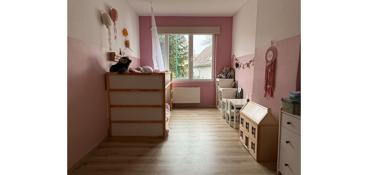 VOLLEDIG GERENOVEERDE RUIME GEZINSWONING. RUSTIG GELEGEN