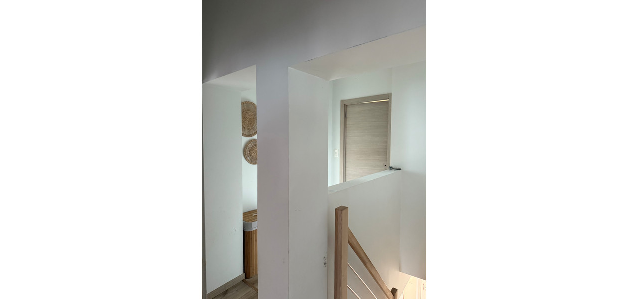 VOLLEDIG GERENOVEERDE RUIME GEZINSWONING. RUSTIG GELEGEN