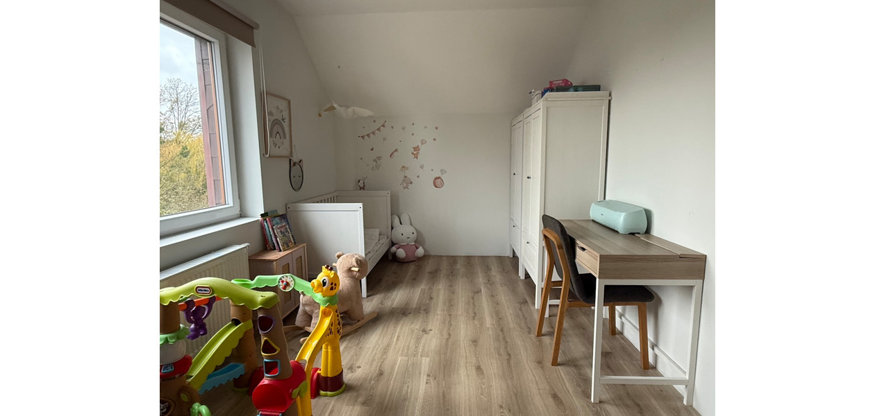 VOLLEDIG GERENOVEERDE RUIME GEZINSWONING. RUSTIG GELEGEN