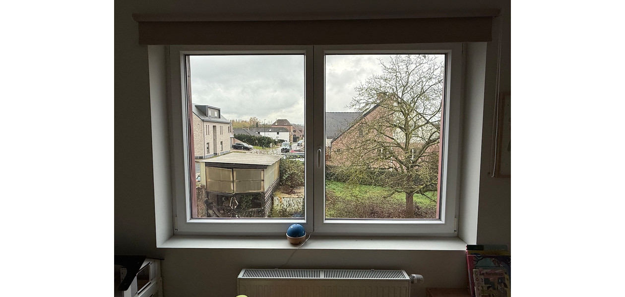 VOLLEDIG GERENOVEERDE RUIME GEZINSWONING. RUSTIG GELEGEN