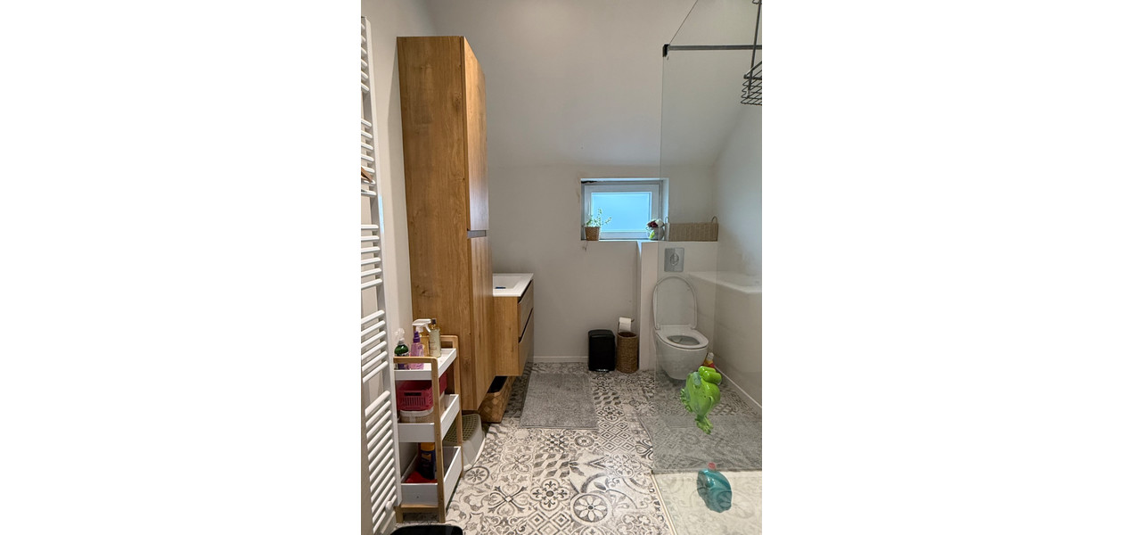 VOLLEDIG GERENOVEERDE RUIME GEZINSWONING. RUSTIG GELEGEN