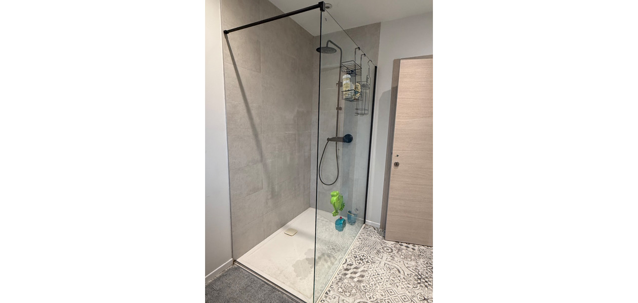 VOLLEDIG GERENOVEERDE RUIME GEZINSWONING. RUSTIG GELEGEN