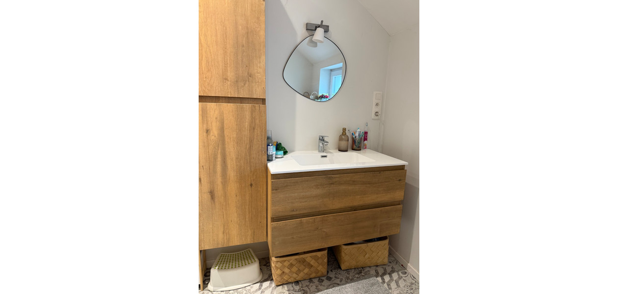 VOLLEDIG GERENOVEERDE RUIME GEZINSWONING. RUSTIG GELEGEN