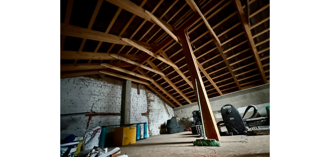 VOLLEDIG GERENOVEERDE RUIME GEZINSWONING. RUSTIG GELEGEN