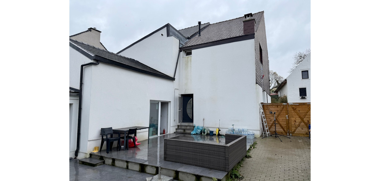 VOLLEDIG GERENOVEERDE RUIME GEZINSWONING. RUSTIG GELEGEN