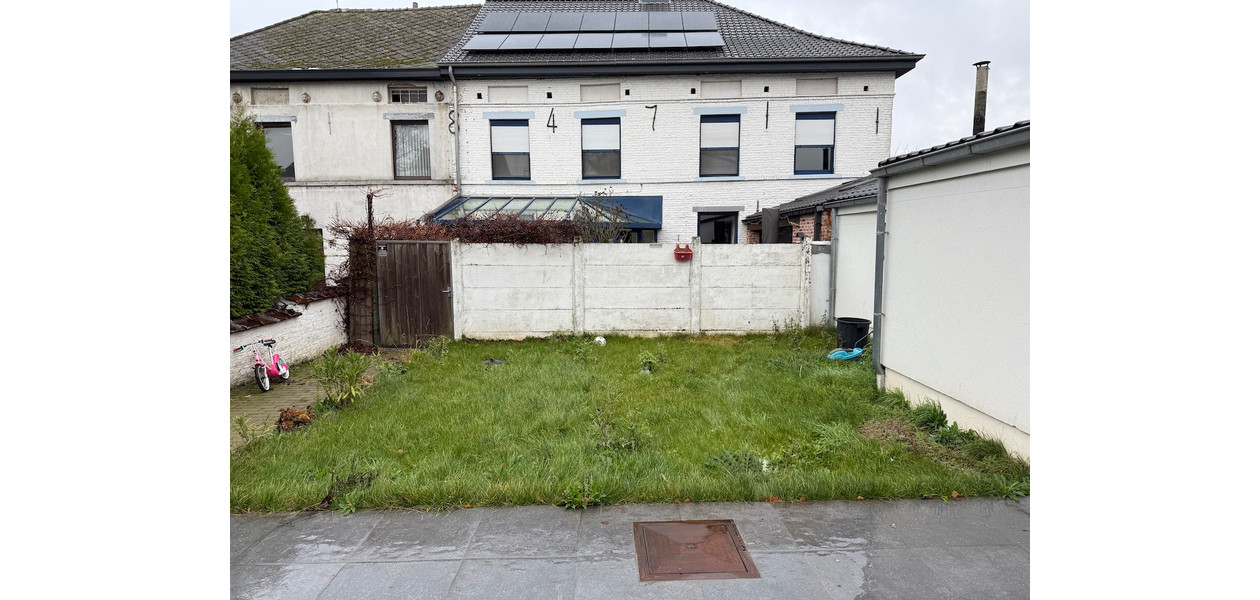 VOLLEDIG GERENOVEERDE RUIME GEZINSWONING. RUSTIG GELEGEN