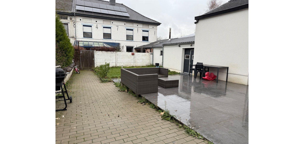 VOLLEDIG GERENOVEERDE RUIME GEZINSWONING. RUSTIG GELEGEN