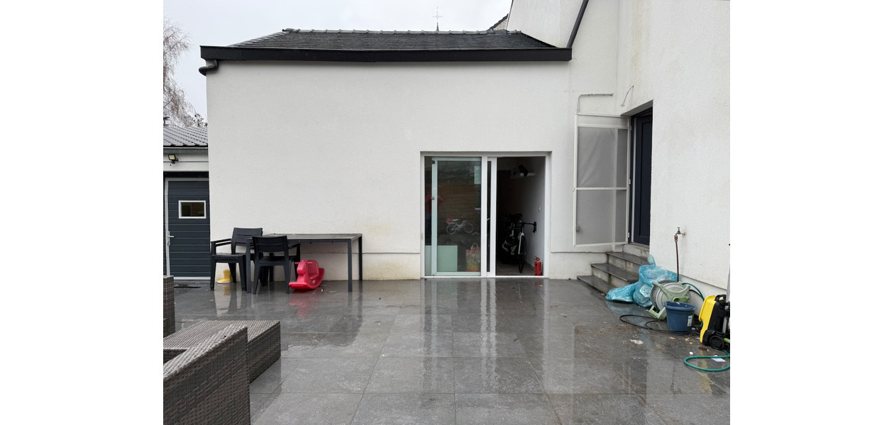 VOLLEDIG GERENOVEERDE RUIME GEZINSWONING. RUSTIG GELEGEN