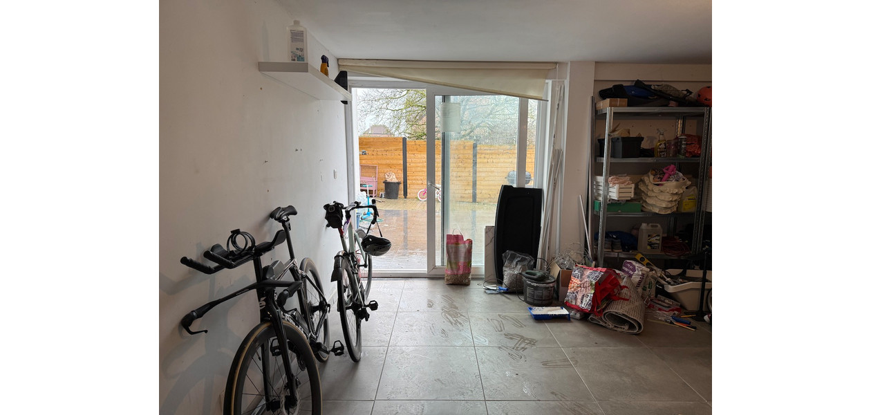 VOLLEDIG GERENOVEERDE RUIME GEZINSWONING. RUSTIG GELEGEN