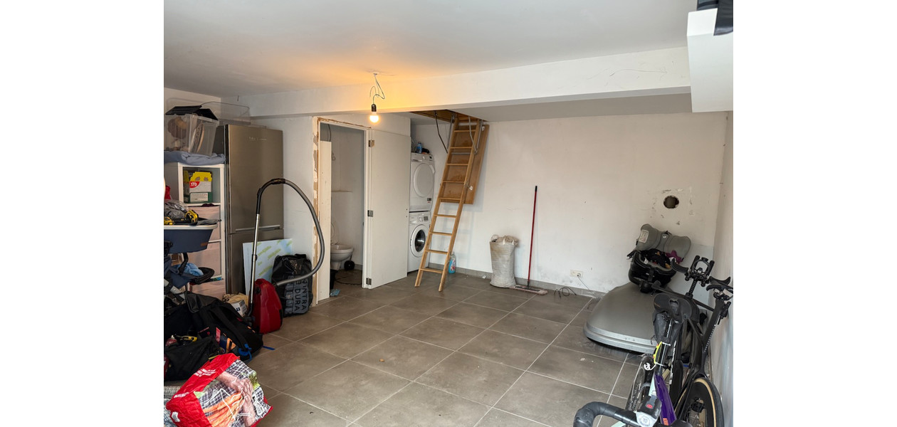 VOLLEDIG GERENOVEERDE RUIME GEZINSWONING. RUSTIG GELEGEN