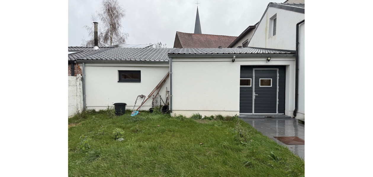 VOLLEDIG GERENOVEERDE RUIME GEZINSWONING. RUSTIG GELEGEN