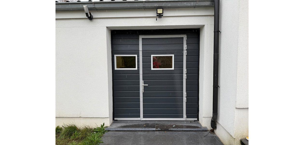 VOLLEDIG GERENOVEERDE RUIME GEZINSWONING. RUSTIG GELEGEN