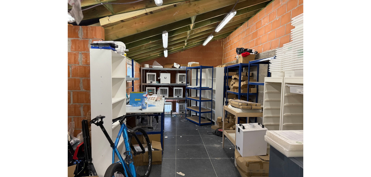 VOLLEDIG GERENOVEERDE RUIME GEZINSWONING. RUSTIG GELEGEN