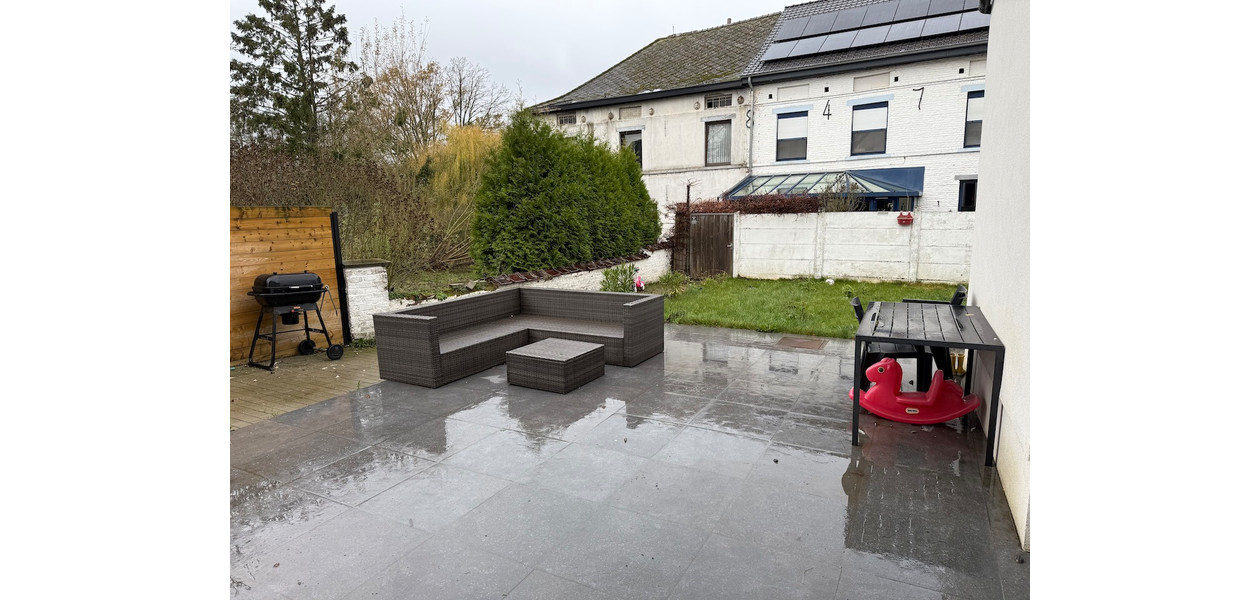 VOLLEDIG GERENOVEERDE RUIME GEZINSWONING. RUSTIG GELEGEN