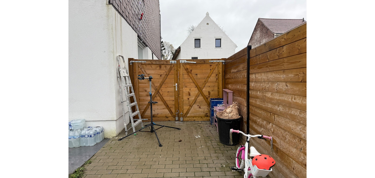 VOLLEDIG GERENOVEERDE RUIME GEZINSWONING. RUSTIG GELEGEN