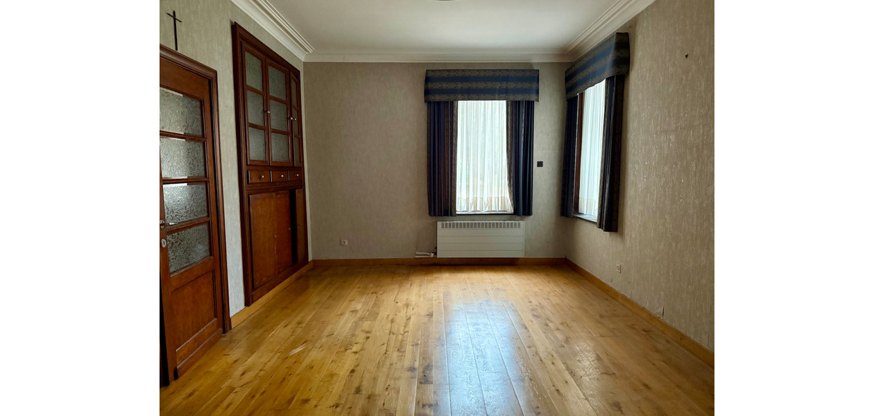 RUIME TE RENOVEREN GEZINSWONING MET TUIN