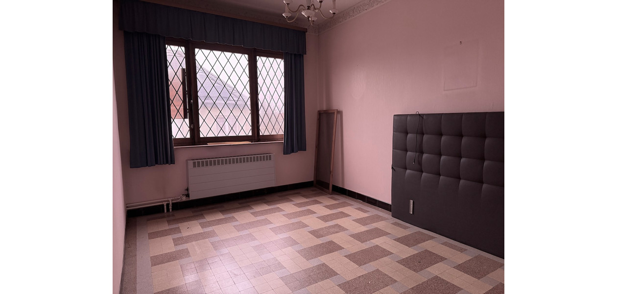 RUIME TE RENOVEREN GEZINSWONING MET TUIN