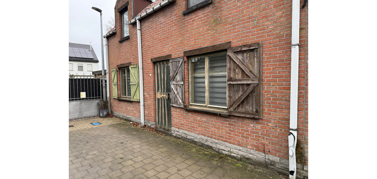 Uniek gelegen te renoveren karakterwoning,  4 slpkmrs en grote tuin