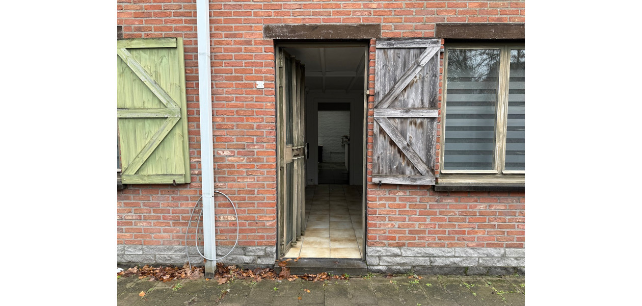 Uniek gelegen te renoveren karakterwoning,  4 slpkmrs en grote tuin