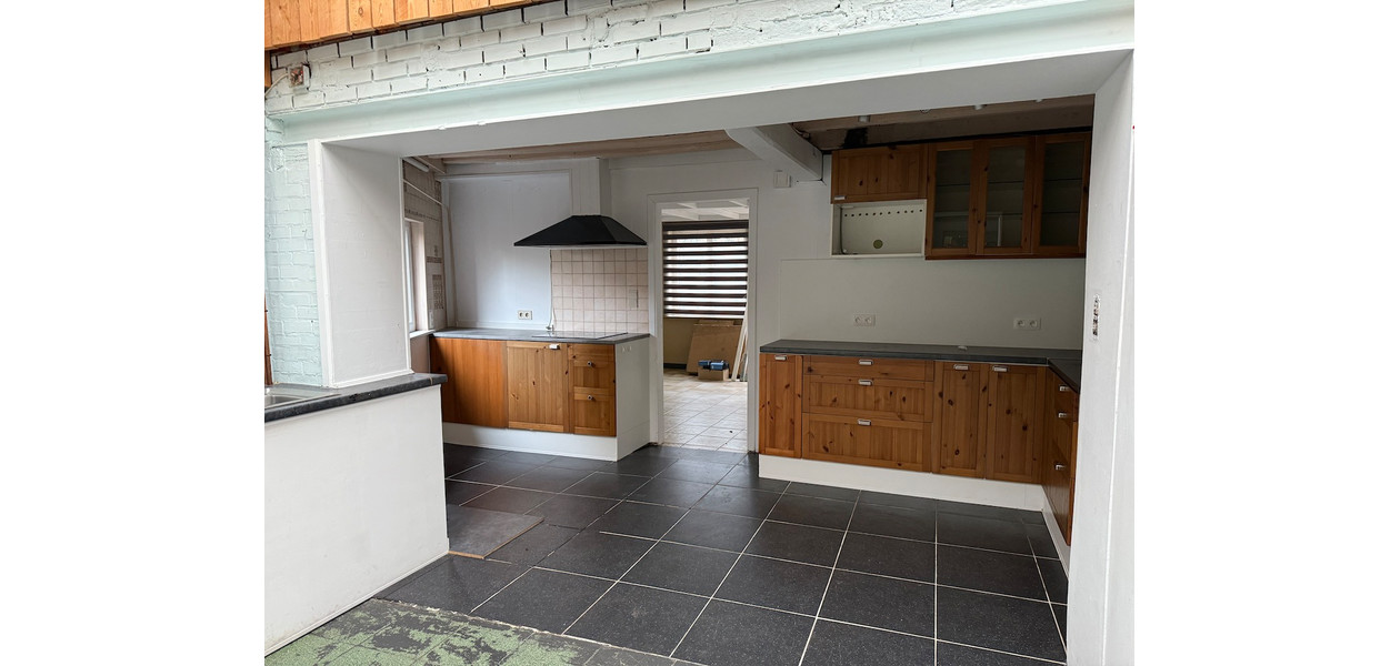 Uniek gelegen te renoveren karakterwoning,  4 slpkmrs en grote tuin