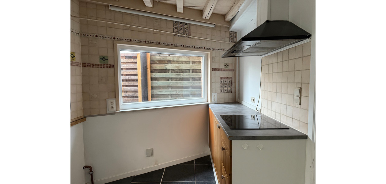 Uniek gelegen te renoveren karakterwoning,  4 slpkmrs en grote tuin