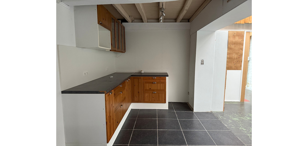 Uniek gelegen te renoveren karakterwoning,  4 slpkmrs en grote tuin