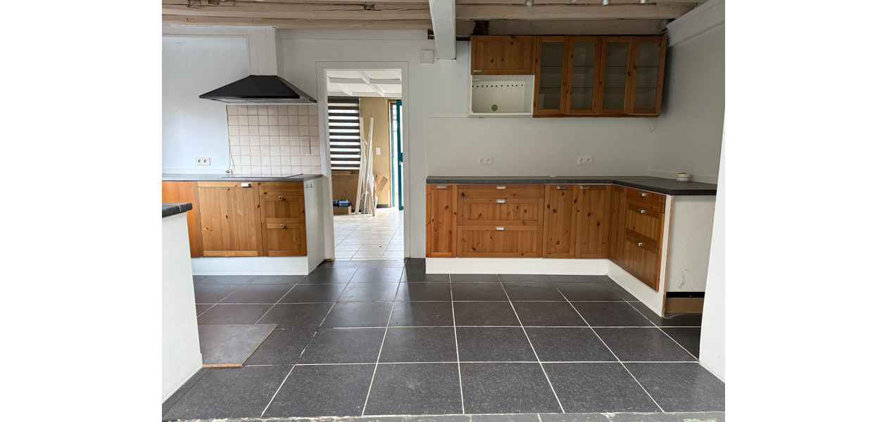 Uniek gelegen te renoveren karakterwoning,  4 slpkmrs en grote tuin