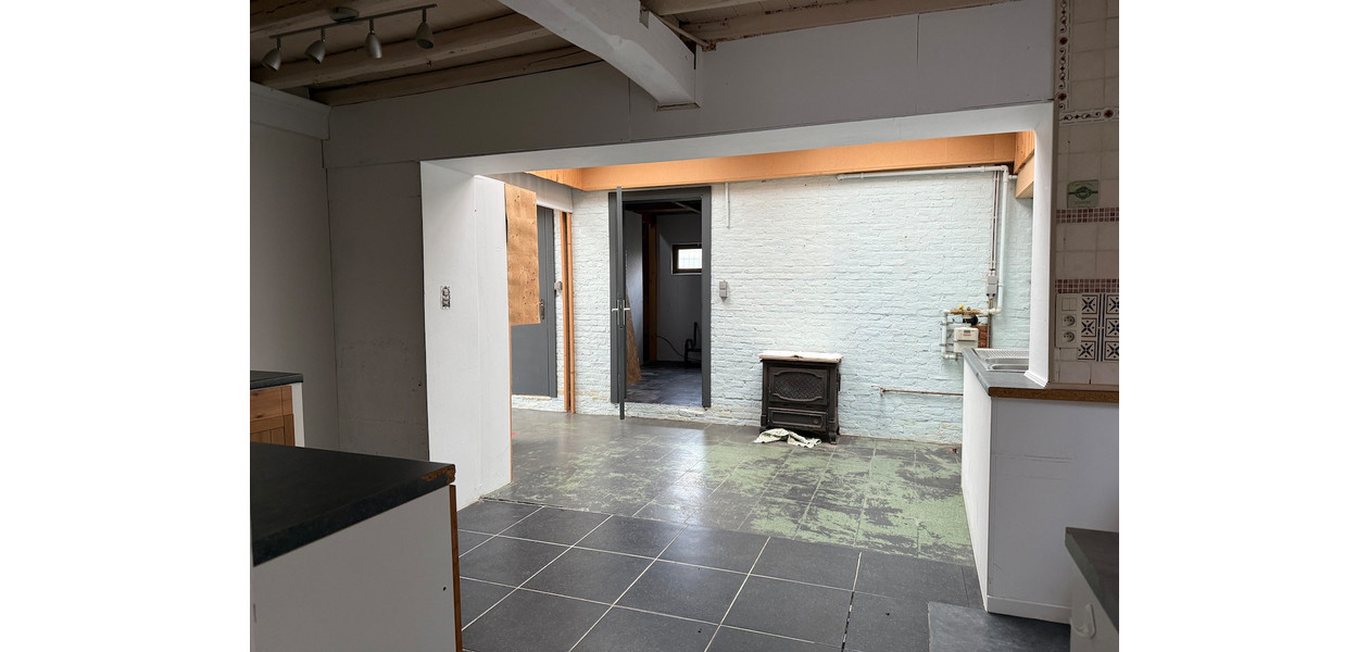 Uniek gelegen te renoveren karakterwoning,  4 slpkmrs en grote tuin