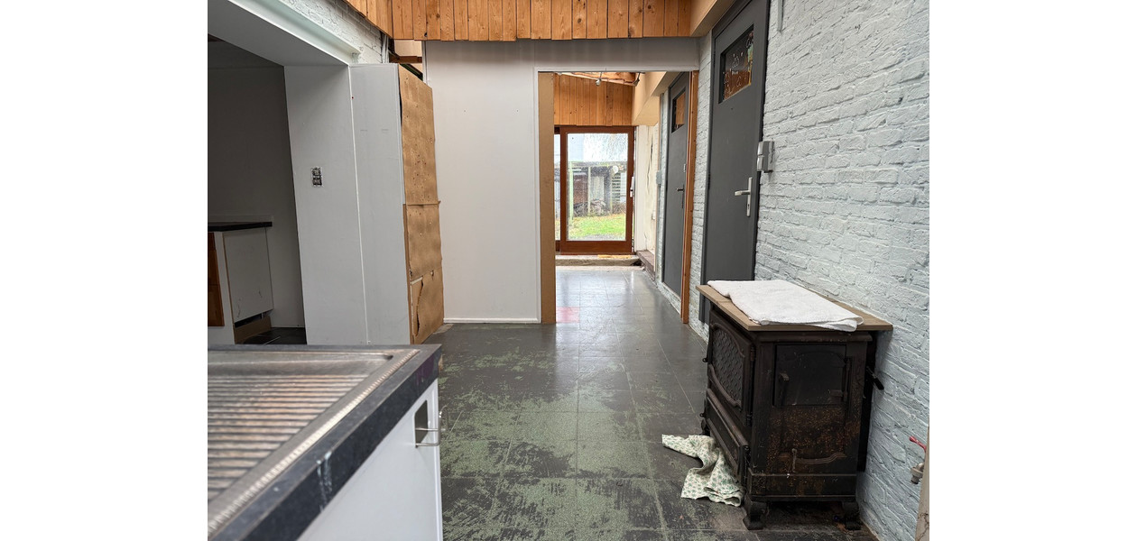 Uniek gelegen te renoveren karakterwoning,  4 slpkmrs en grote tuin