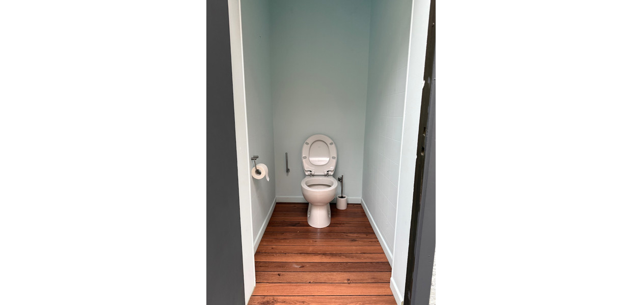 Uniek gelegen te renoveren karakterwoning,  4 slpkmrs en grote tuin