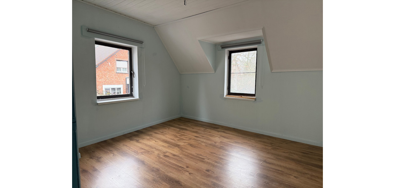 Uniek gelegen te renoveren karakterwoning,  4 slpkmrs en grote tuin