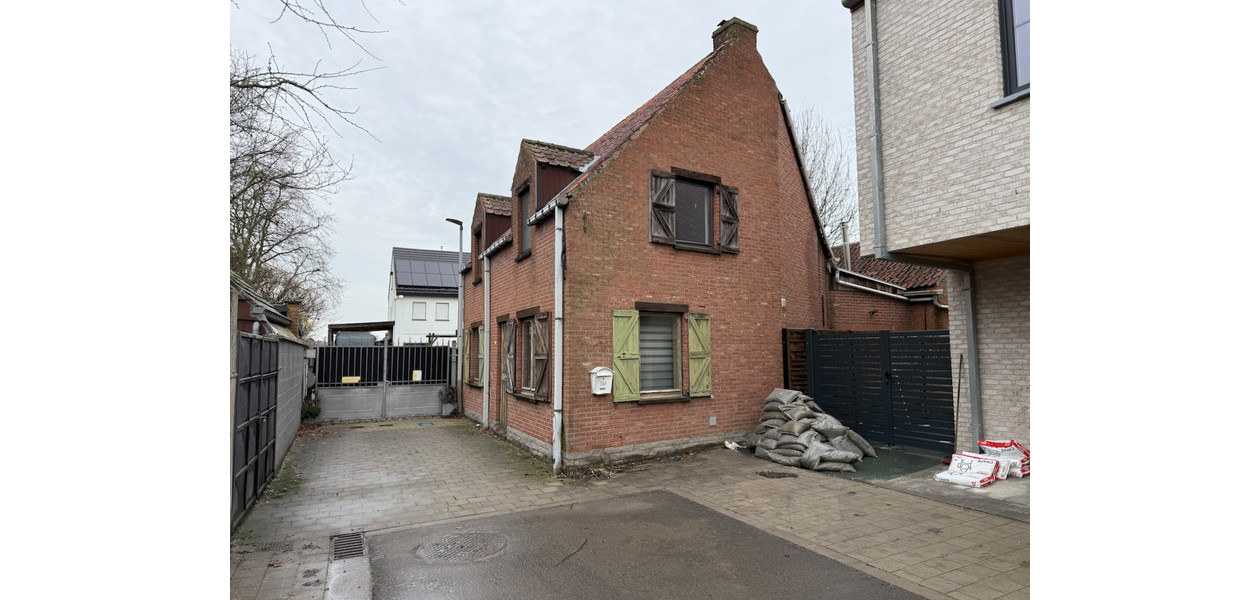 Uniek gelegen te renoveren karakterwoning,  4 slpkmrs en grote tuin