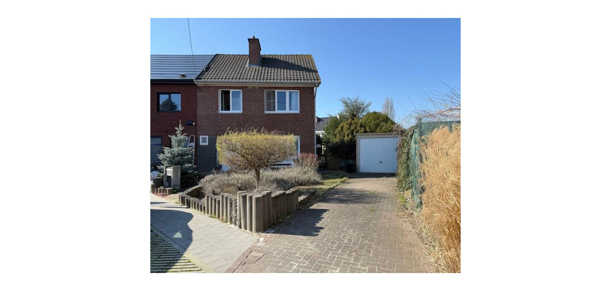 TROIS-FACADE SITUÉE AU CALME - 3 CHAMBRES - GARAGE - JARDIN
