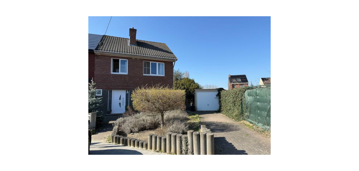 TROIS-FACADE SITUÉE AU CALME - 3 CHAMBRES - GARAGE - JARDIN