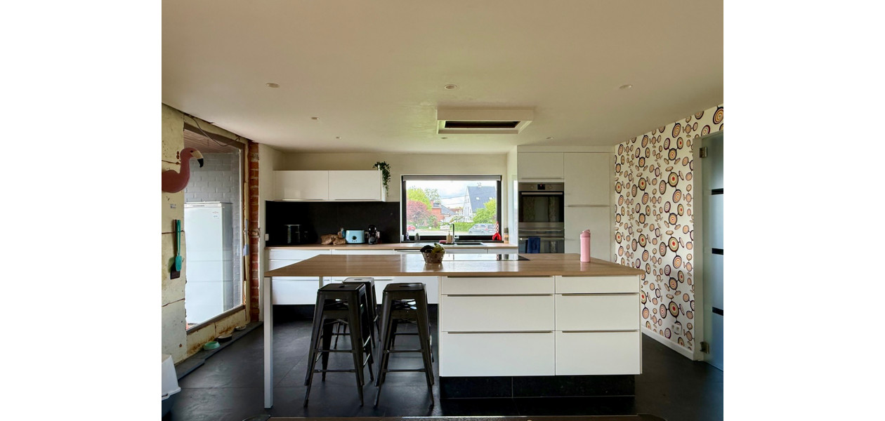 MODERNE VILLA, GEMODERNISEERD, 4 SLAAPKAMERS, ATELIER, IMMENSE TUIN