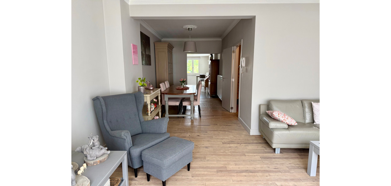 VOLLEDIG GERENOVEERDE BEL-ETAGE MET 3 SLAAPKAMERS, GARAGE EN TUIN