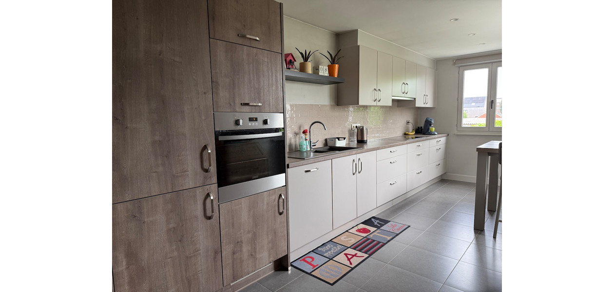 VOLLEDIG GERENOVEERDE BEL-ETAGE MET 3 SLAAPKAMERS, GARAGE EN TUIN