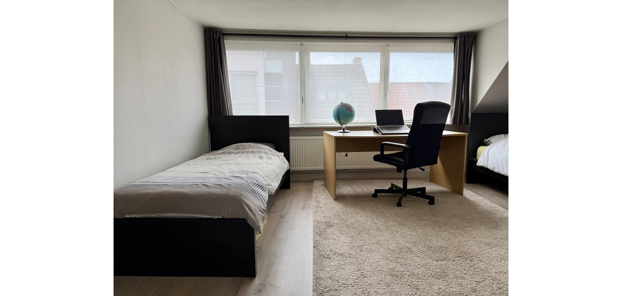 VOLLEDIG GERENOVEERDE BEL-ETAGE MET 3 SLAAPKAMERS, GARAGE EN TUIN