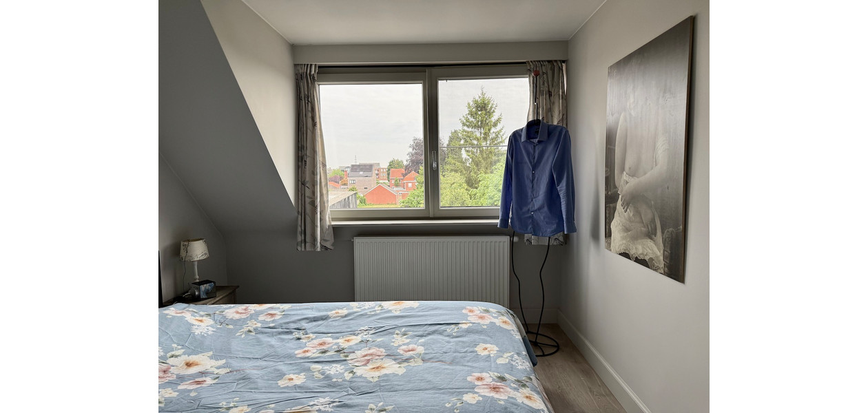 VOLLEDIG GERENOVEERDE BEL-ETAGE MET 3 SLAAPKAMERS, GARAGE EN TUIN