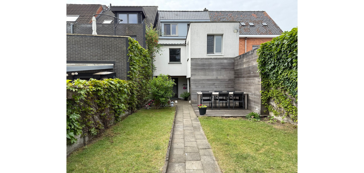 VOLLEDIG GERENOVEERDE BEL-ETAGE MET 3 SLAAPKAMERS, GARAGE EN TUIN