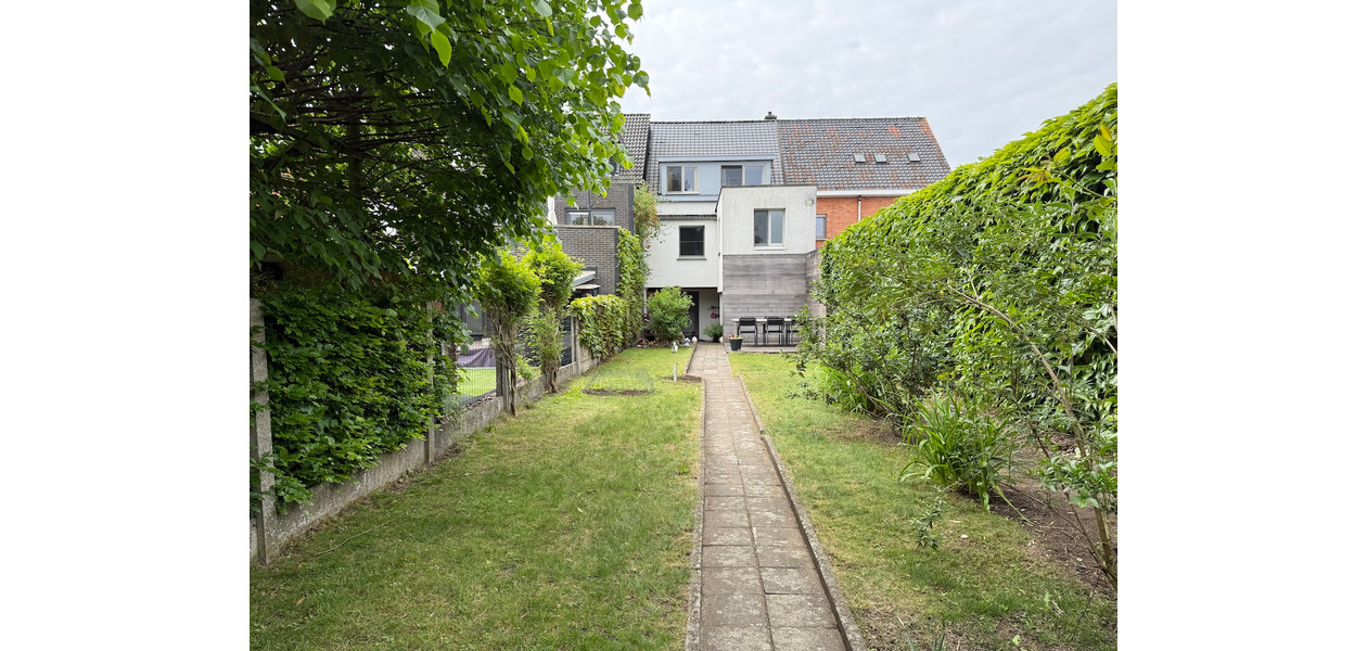 VOLLEDIG GERENOVEERDE BEL-ETAGE MET 3 SLAAPKAMERS, GARAGE EN TUIN
