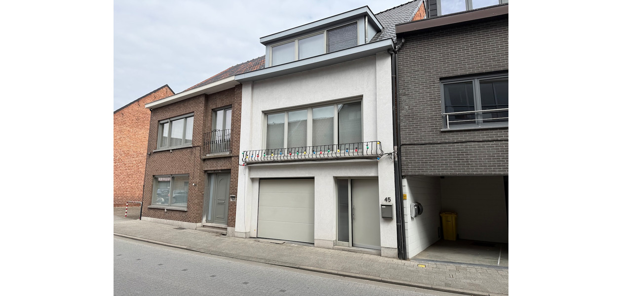 VOLLEDIG GERENOVEERDE BEL-ETAGE MET 3 SLAAPKAMERS, GARAGE EN TUIN