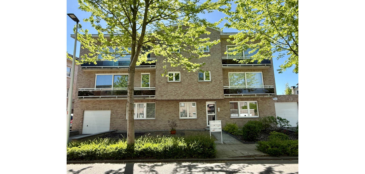 INSTAPKLAAR RUIM APP MET 3 SLAAPKAMERS, GROOT TERRAS EN ONDERGRONDSE STAANPLAATS
